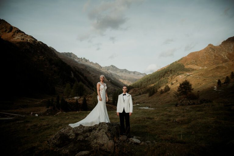 Wie man Brautkleider Und Hochzeitskleidung Für Eine Hochzeit In Den Bergen Aussucht