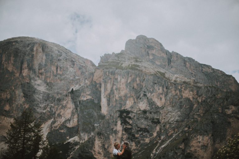 couple in the dolomites kissing wedding alta badia